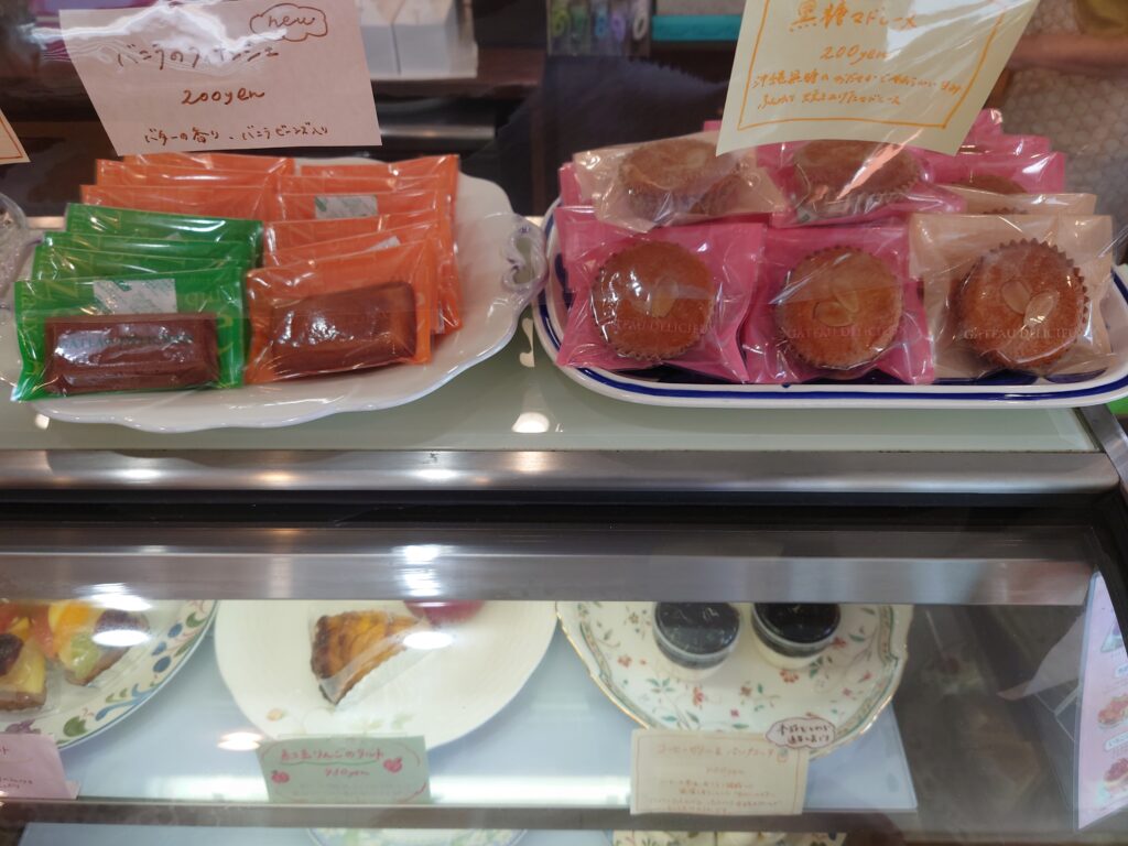 フローリアの商品棚上段にある焼き菓子