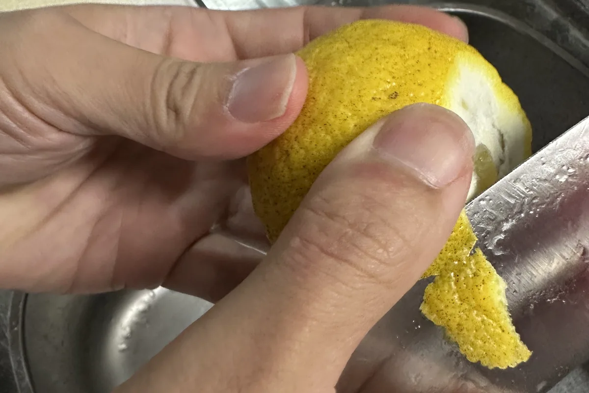 ツルツルしたせとかの皮を薄剥きしている手元、新品時の切れ味