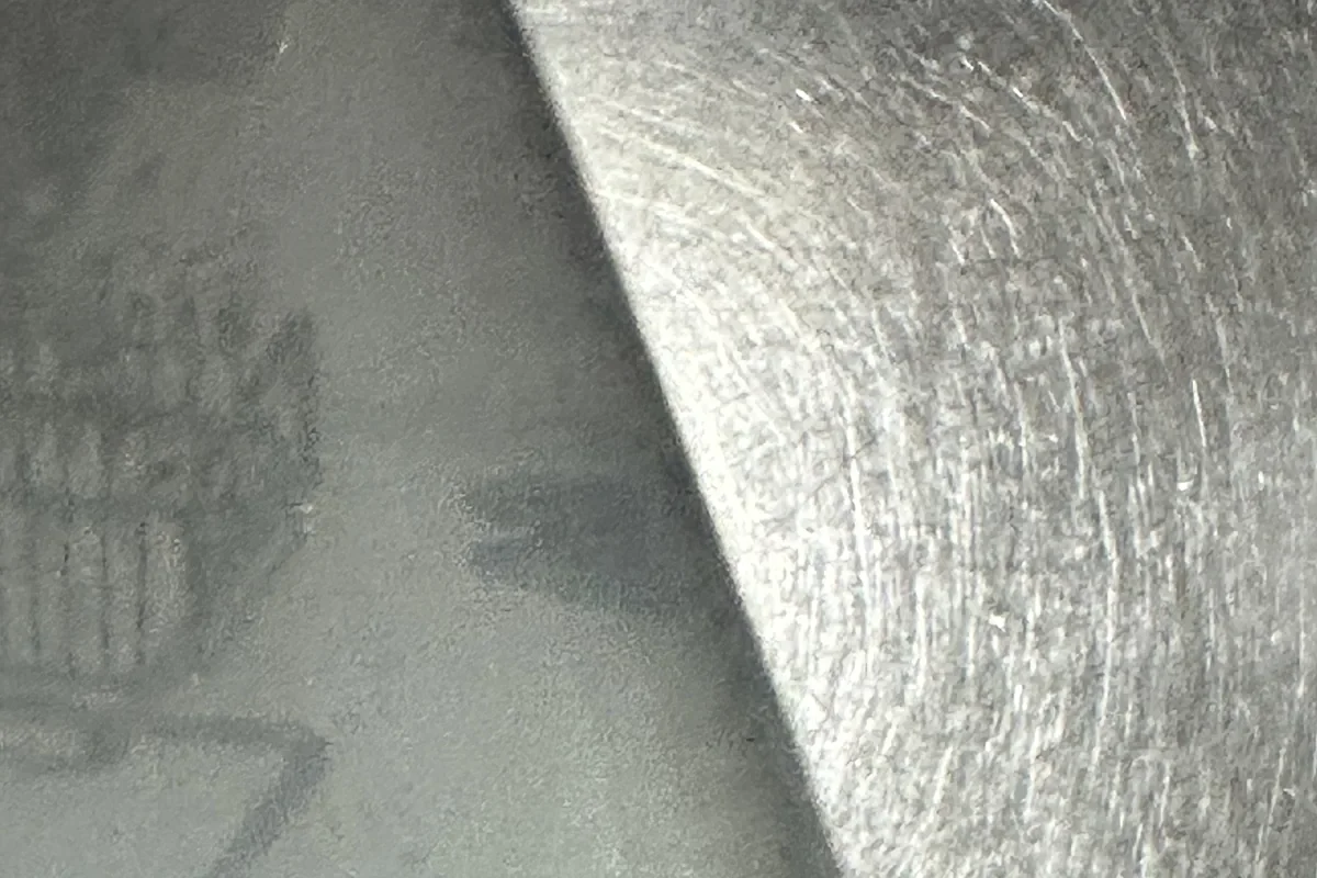 1.5年使用した1本目の刃、側面の細かい傷とくすみ