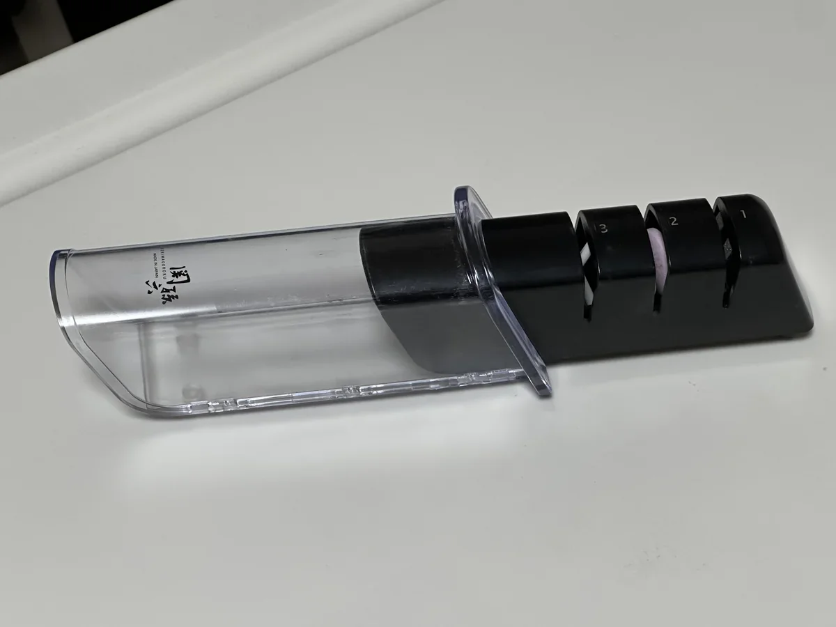 関孫六 ダイヤモンド&セラミックシャープナー AP-0308 の本体外観（透明カバー装着・関孫六ロゴ）