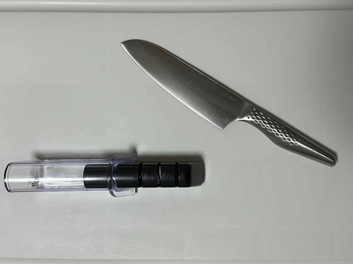 関孫六 三徳包丁 AB5156 とシャープナー AP-0308 を並べた写真、同ブランドで揃えた使用シーン