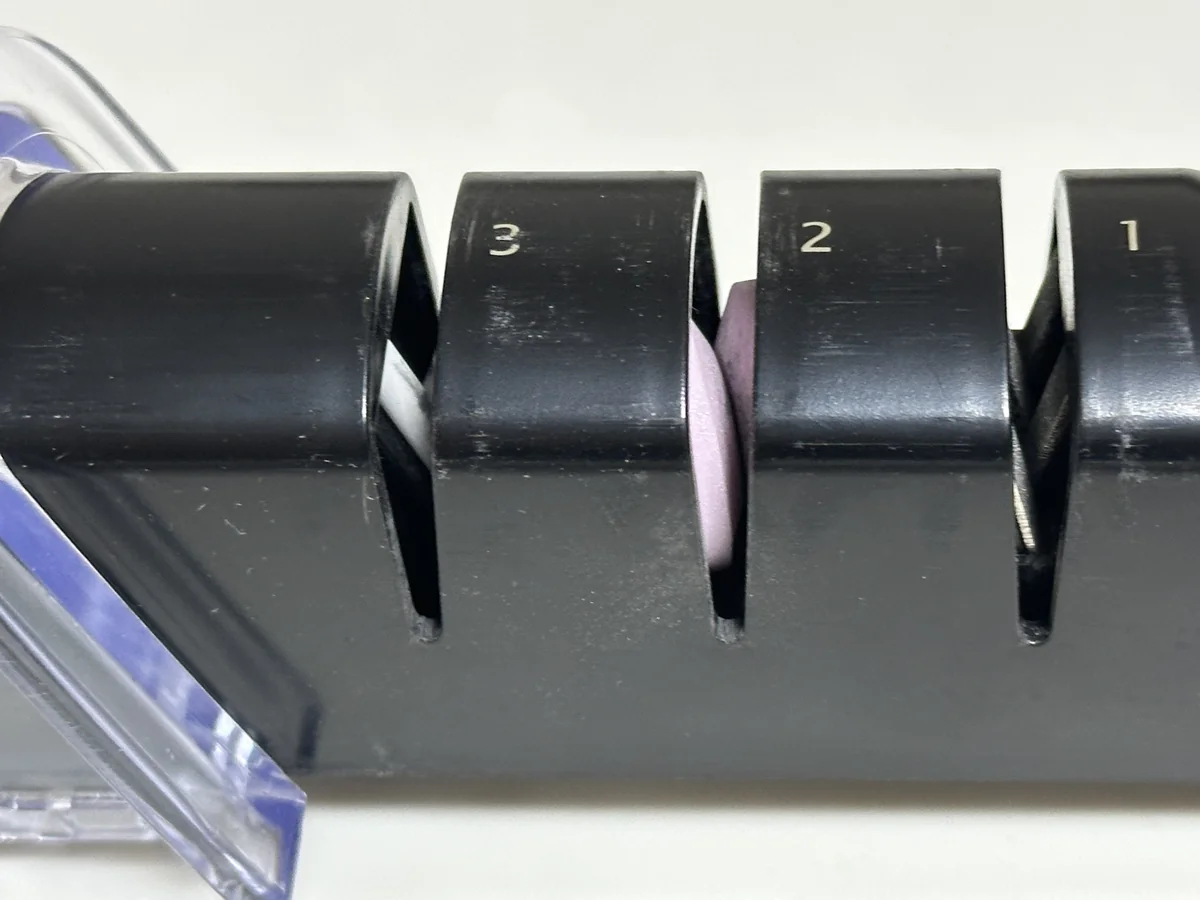 AP-0308 の3つの溝を真上から撮影、左から3（仕上）・2（中）・1（粗）の順