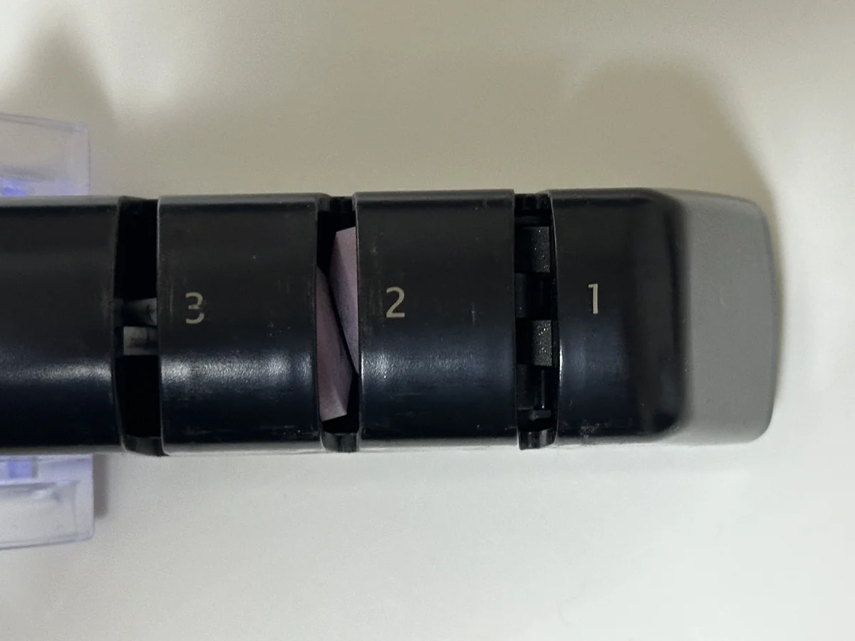 3年使った関孫六 AP-0308 の3つの溝のクローズアップ、ピンクの砥石部分が見える