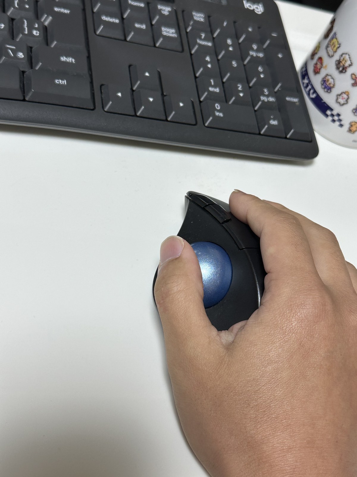 M575Sを親指で操作している実際の使用シーン