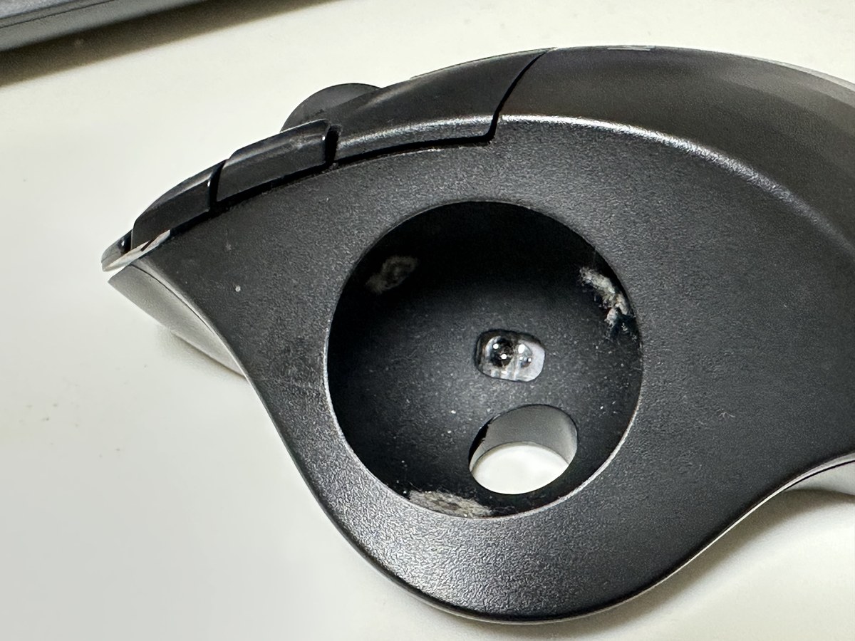 1年使うとトラックボールの奥に埃が溜まる
