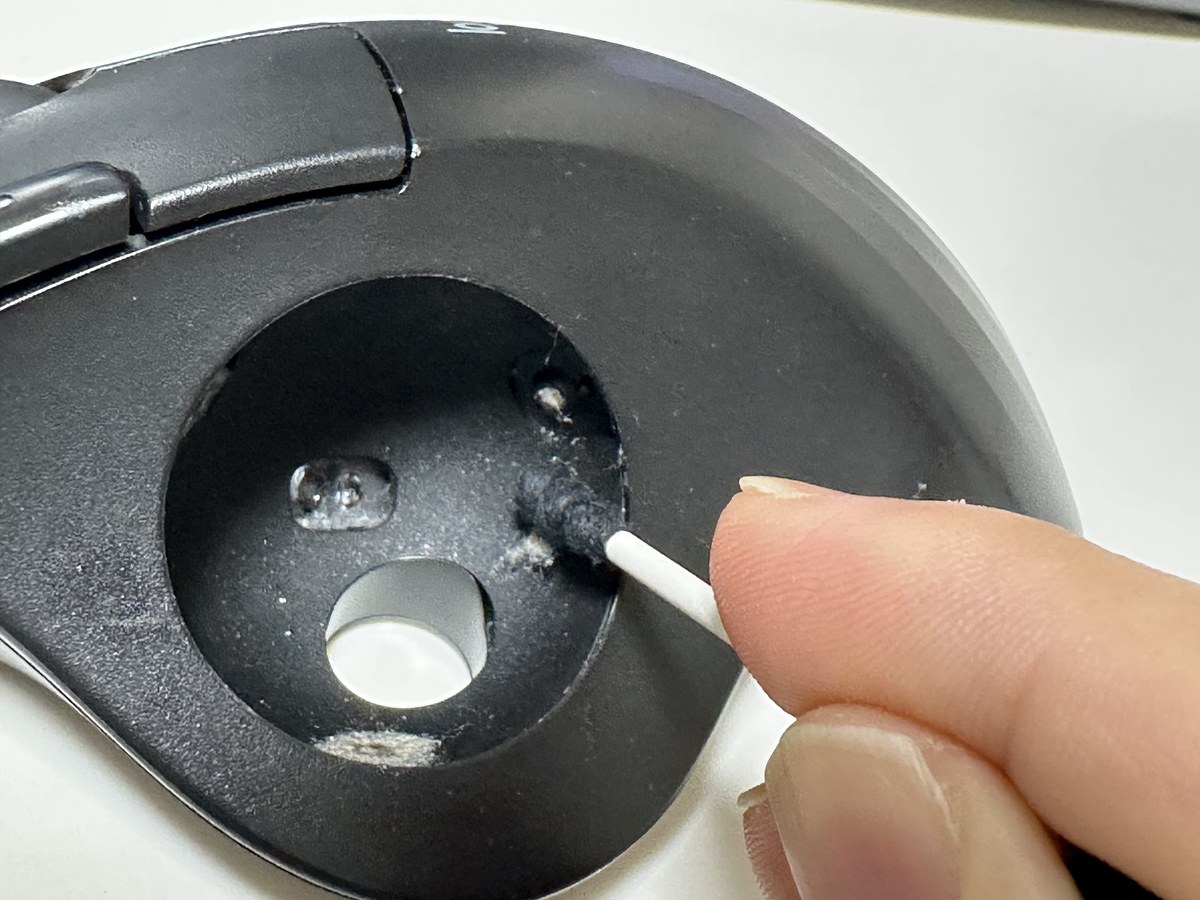 綿棒でセンサー部分を掃除