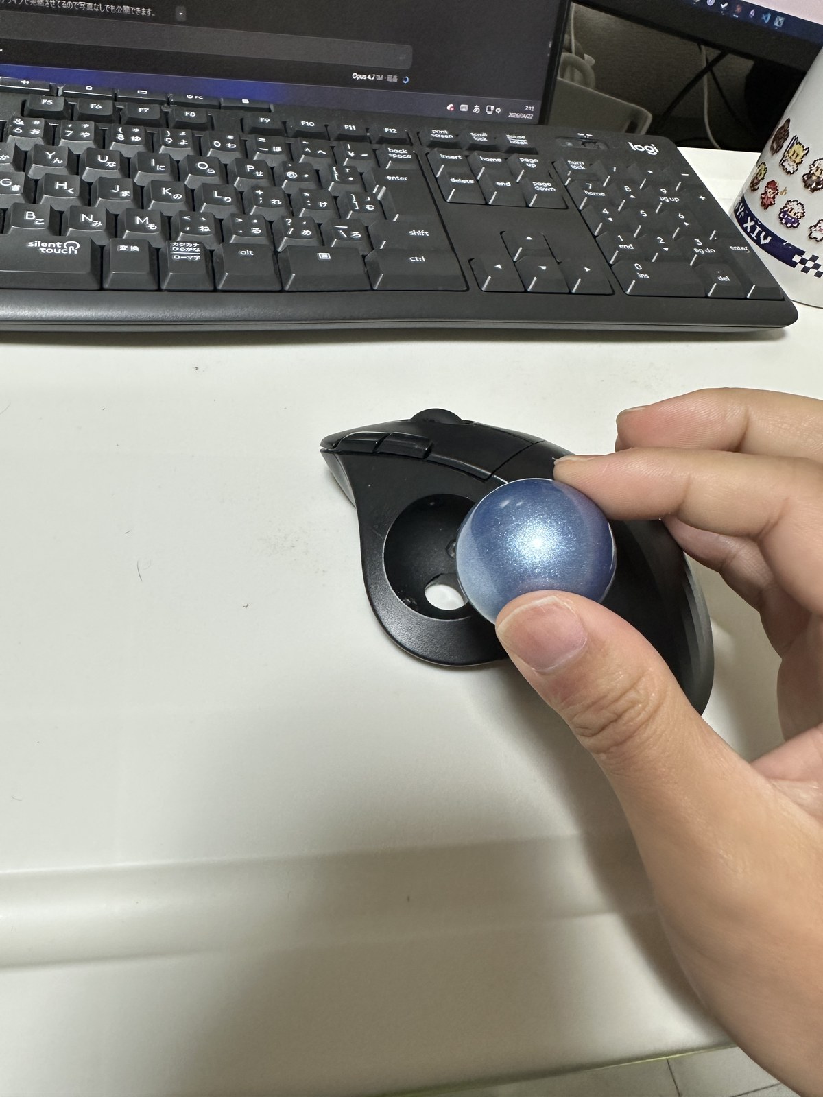 青いトラックボールは簡単に取り外せる