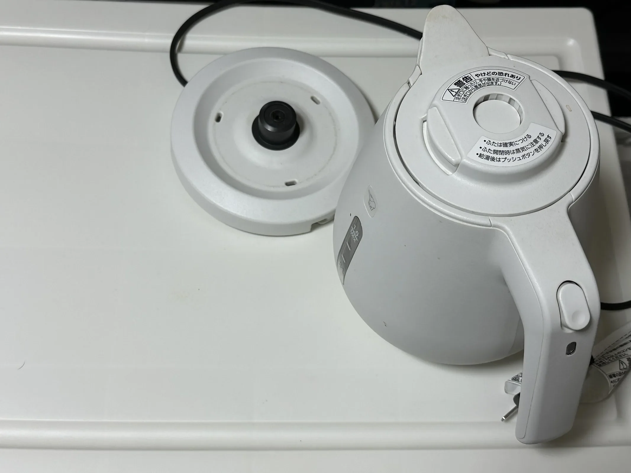象印 電気ケトル STAN. CK-DA10 ホワイトの本体全景と電源プレート(容量1.0L・1300W)