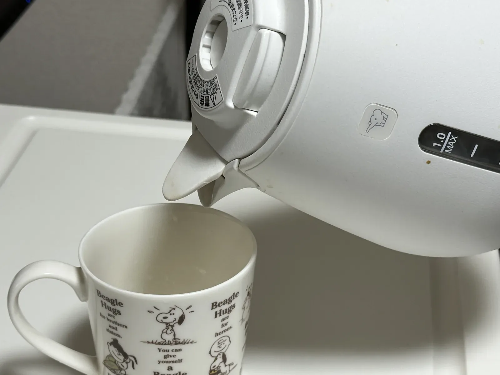 象印 STAN. CK-DA10 で沸かしたお湯をマグカップに注ぐ朝の用途シーン