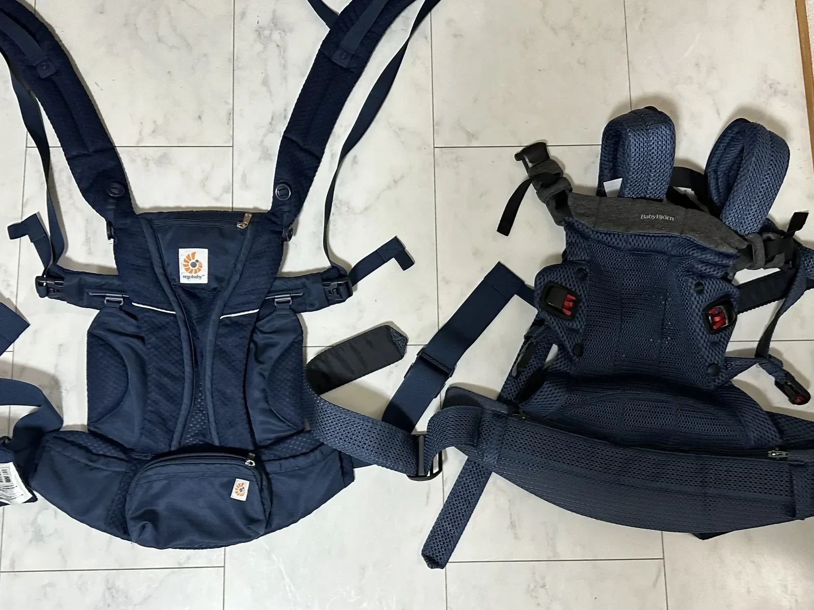 エルゴ OMNI Breeze（上）とベビービョルン HARMONY（下）を2本並べたサイズ比較、HARMONYの方がコンパクト