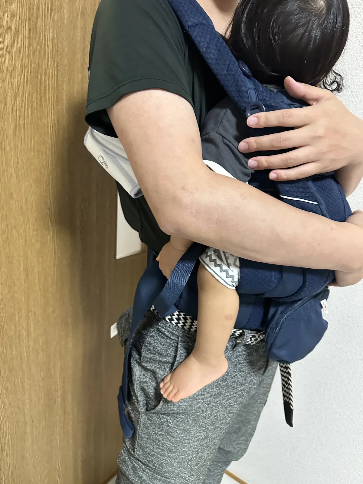 170cmのパパがベビービョルン HARMONY を装着した横向きカット、長時間使用と体格適合のディテールがわかる