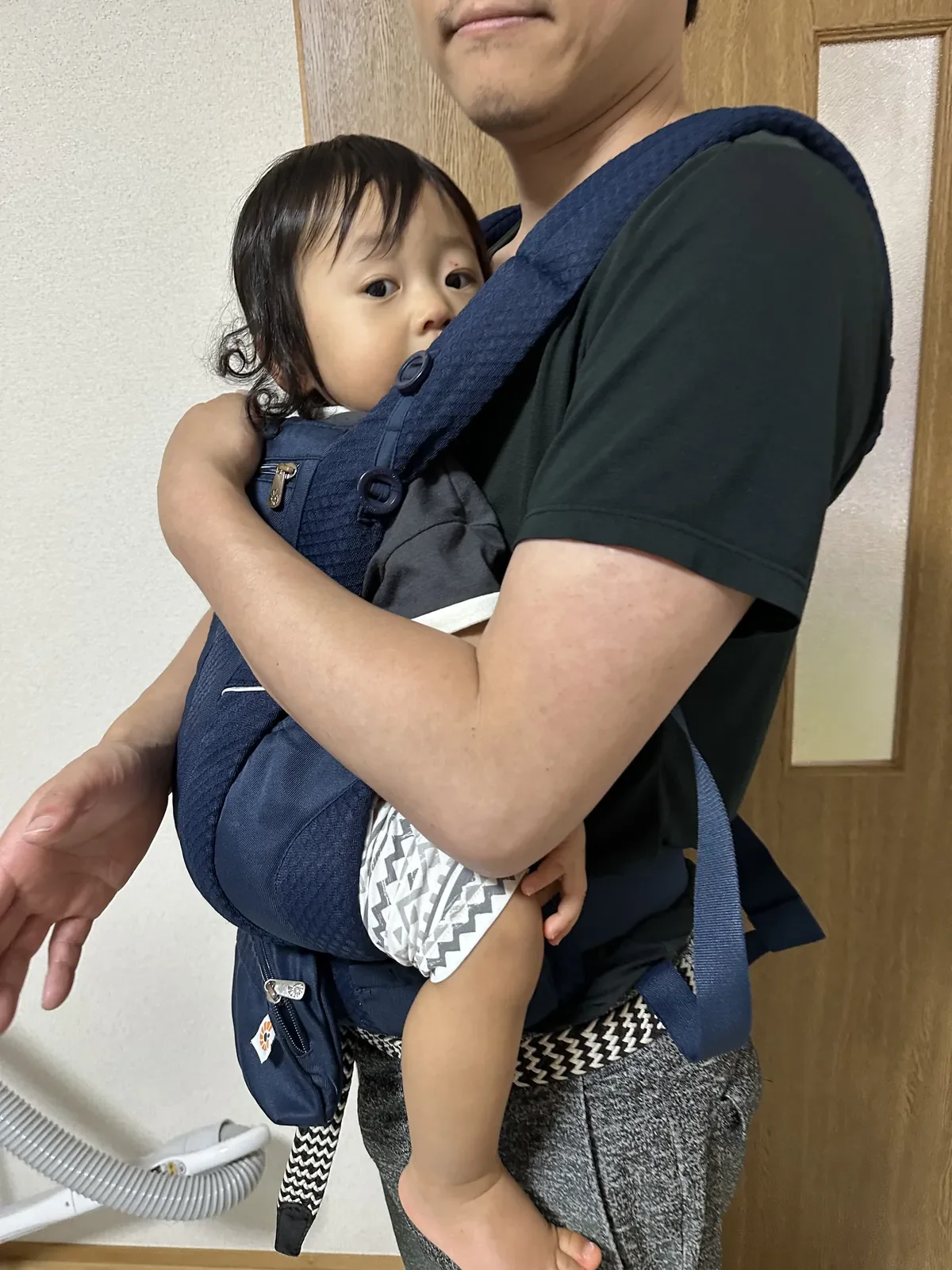 ベビービョルン HARMONY ネイビーブルーをパパが正面装着、対面抱っこで赤ちゃんを抱える締めくくりのCTAカット