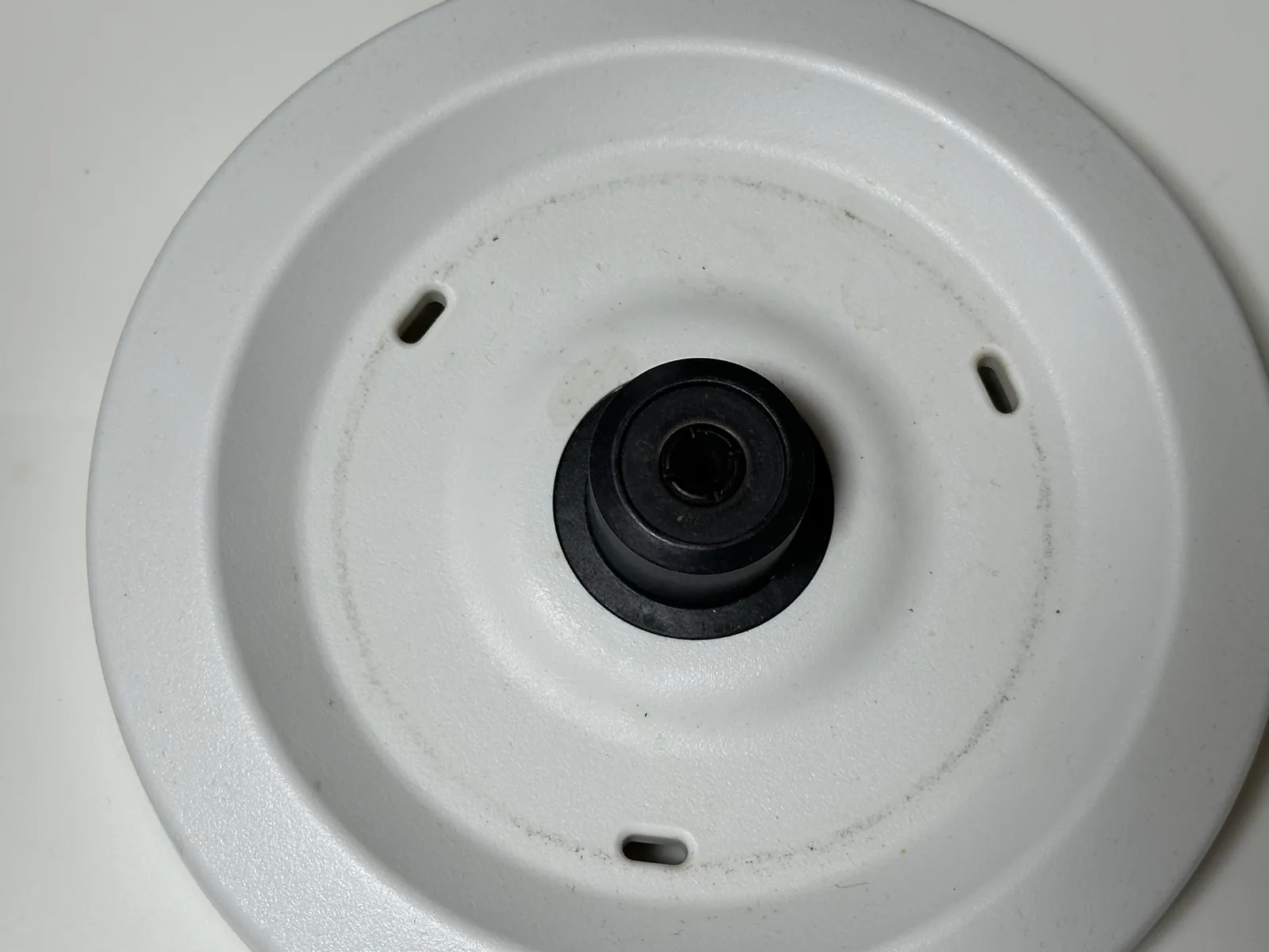 5年使用で電源プレート中央にできた水垢の輪染み(クエン酸洗浄で除去するポイント)